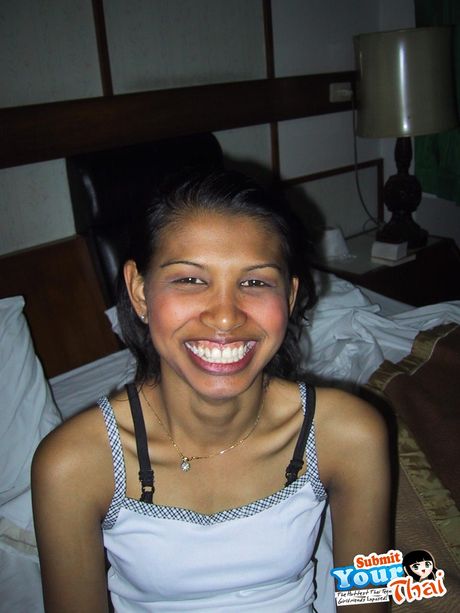 Asiatisk skønhed amatørpige demonstrerer sine fantastiske meloner og viser sin udraperede figur i en solo