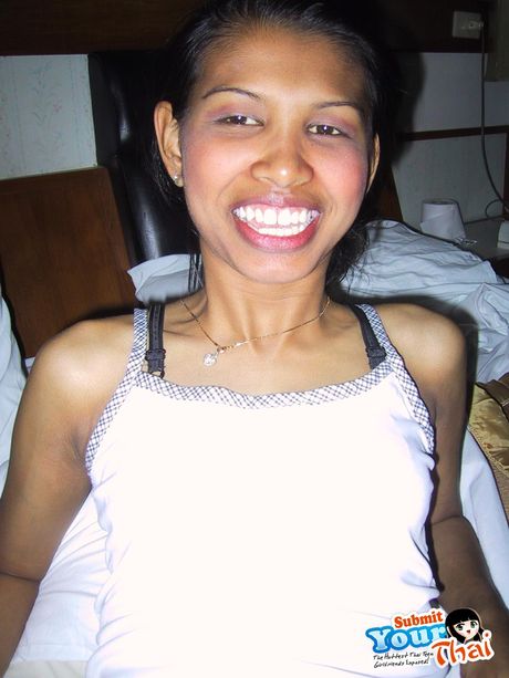 Asiatisk skønhed amatørpige demonstrerer sine fantastiske meloner og viser sin udraperede figur i en solo