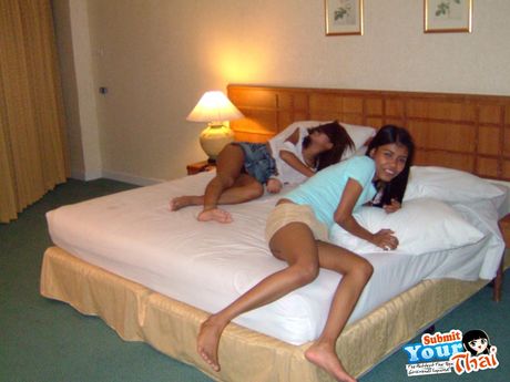 亞洲美女模特兒裸體在床上大膽秀身材