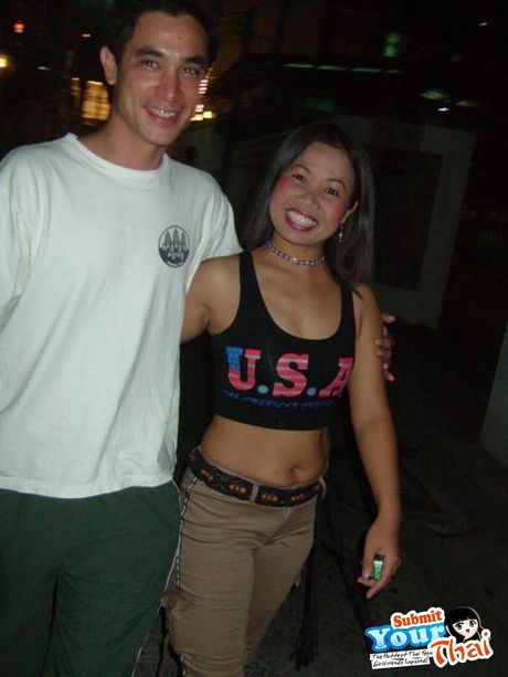 Asiatisk sød amatørpige modellerer nøgen på en seng dristigt