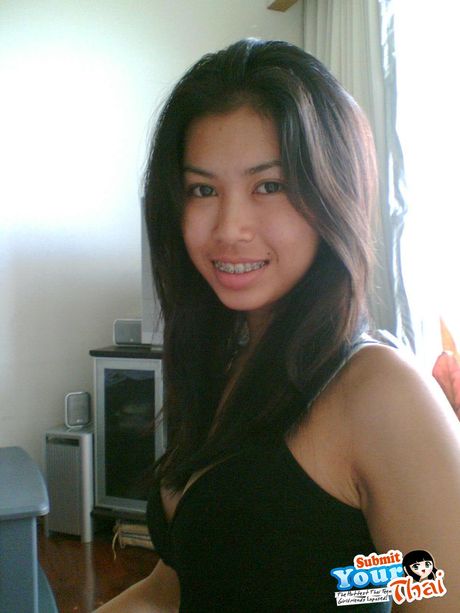 亞洲美女素女孩在手指操之前露出了她驚人的乳房