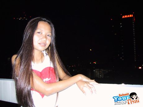 亞洲美女素女孩在手指操之前露出了她驚人的乳房