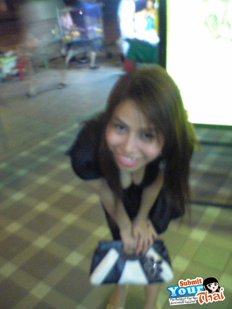 亞洲美女素女孩在手指操之前露出了她驚人的乳房