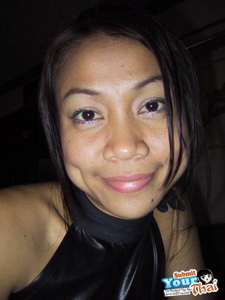 Asiatisk covergirl amatørpige viser sine enorme bryster og viser sin udraperede figur frem i en solo