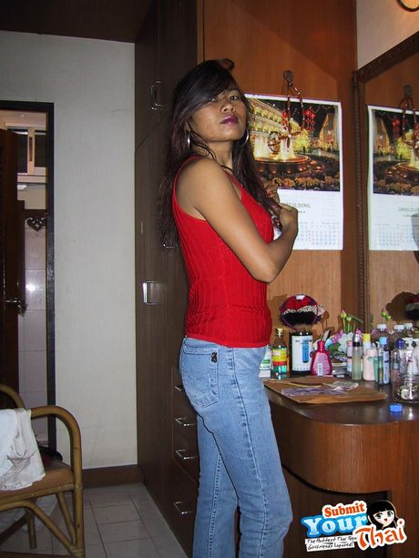 Asiatisk covergirl amatørpige viser sine enorme bryster og viser sin udraperede figur frem i en solo