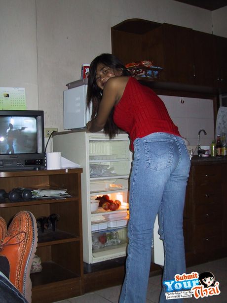 Asiatisk covergirl amatørpige viser sine enorme bryster og viser sin udraperede figur frem i en solo