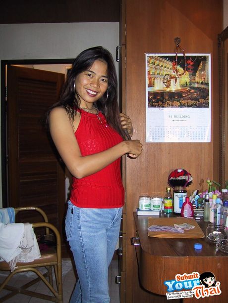 Asiatisk covergirl amatørpige viser sine enorme bryster og viser sin udraperede figur frem i en solo