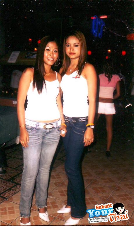 Asiatisk babe amatørpige får sin fisse slikket og fingret af en hvid fyr