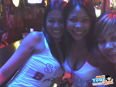 アジアの可愛い素人の女の子が白人男にマンコを舐められ指で弄られる