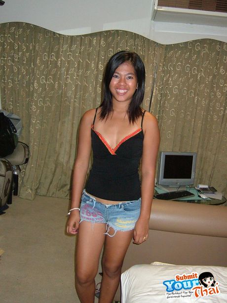 アジアの可愛い素人の女の子が白人男にマンコを舐められ指で弄られる