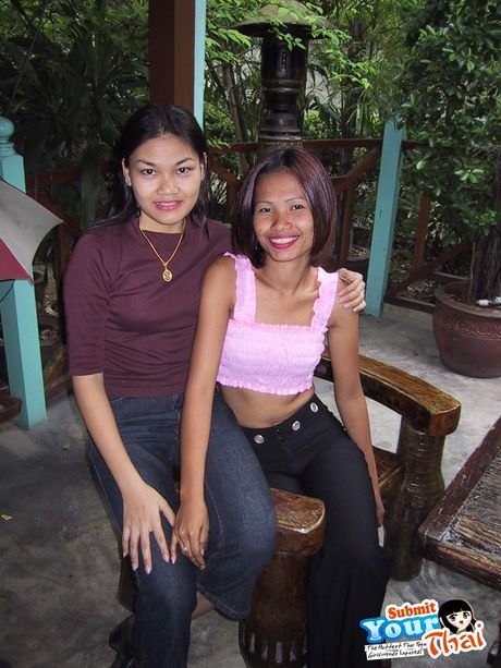 亞洲寶貝業餘女孩被白人舔陰並指交