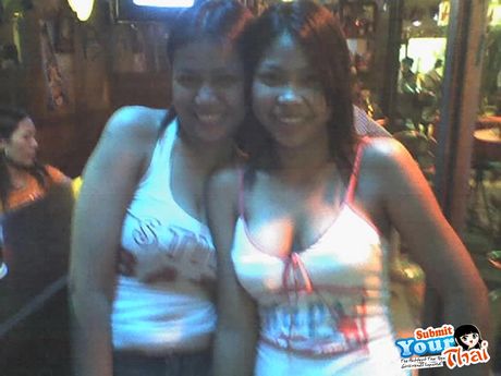 アジアの可愛い素人の女の子が白人男にマンコを舐められ指で弄られる