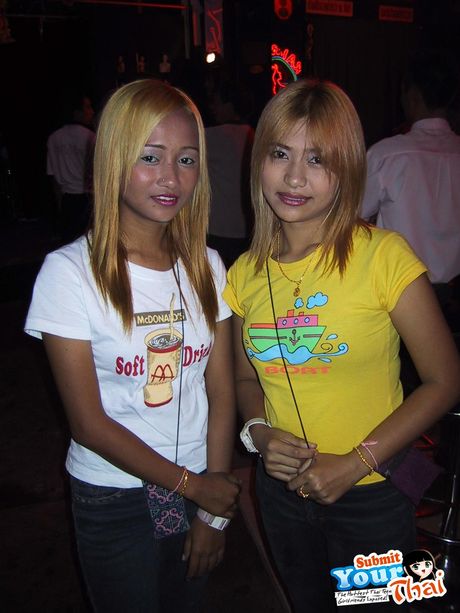 アジアの可愛い素人の女の子が白人男にマンコを舐められ指で弄られる