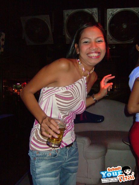 Asiatisk babe amatørpige bliver nøgen i en seng på en sexet måde