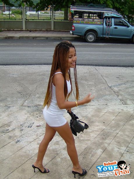 Asiatisk babe amatørpige bliver nøgen i en seng på en sexet måde