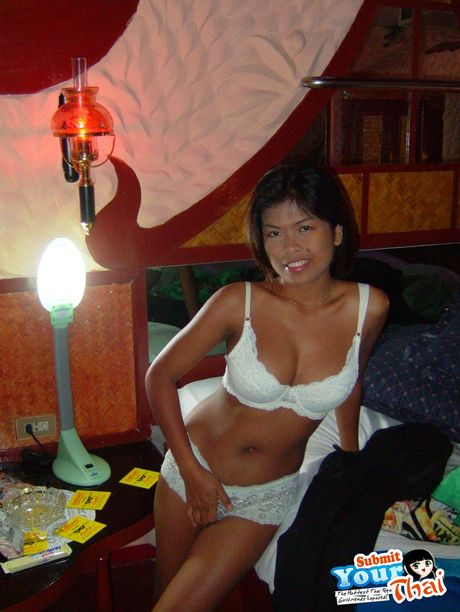 亞洲寶貝業餘女孩以性感的方式赤裸裸地躺在床上