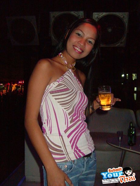 亞洲寶貝業餘女孩以性感的方式赤裸裸地躺在床上