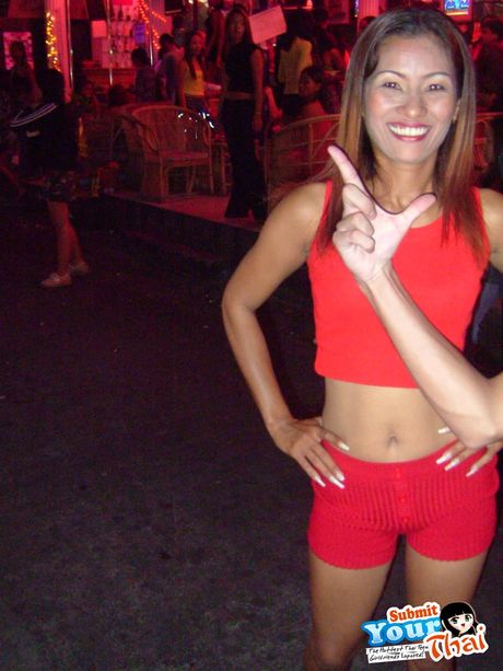 亞洲辣妹炫耀她的小乳房和剃光的陰部