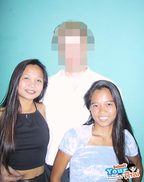 Den asiatiske lækre pige viser sine små bryster og sin barberede fisse frem