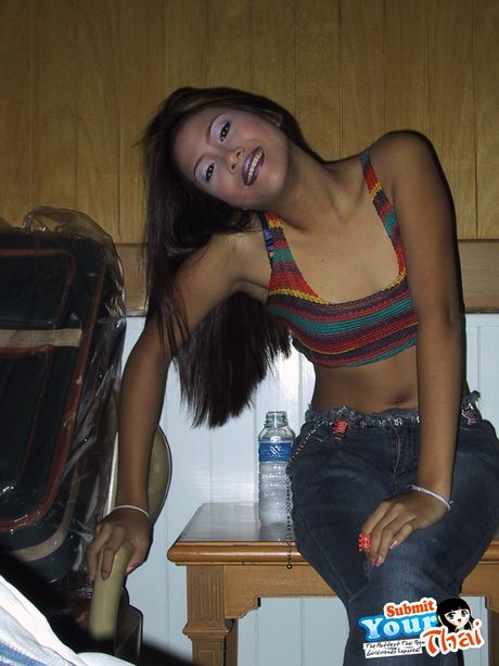 Den asiatiske lækre pige viser sine små bryster og sin barberede fisse frem