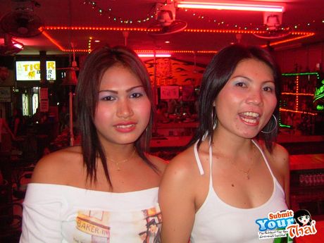 Den asiatiske lækre pige viser sine små bryster og sin barberede fisse frem