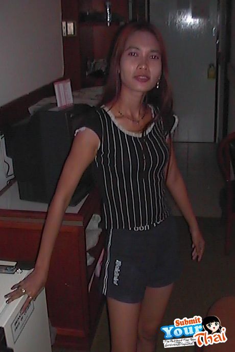 Asiatisk pige amatør pige fremhæver sine fantastiske jugger og demonstrerer sin blottede krop i en solo