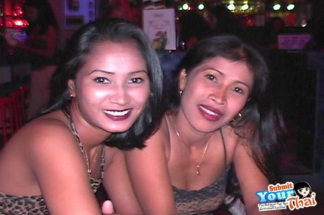 亞洲女孩業餘女孩突出了她驚人的胸部，並在獨奏中展示了她裸露的身體