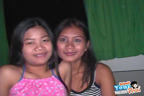 Asiatisk pige amatør pige fremhæver sine fantastiske jugger og demonstrerer sin blottede krop i en solo