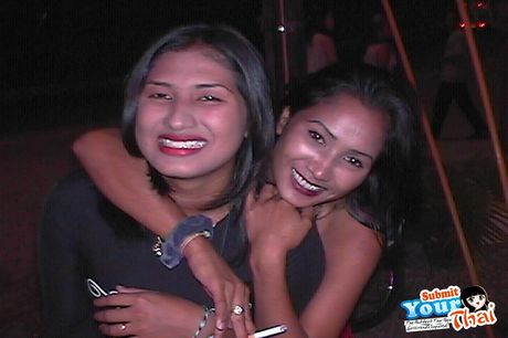 Asiatisk pige amatør pige fremhæver sine fantastiske jugger og demonstrerer sin blottede krop i en solo