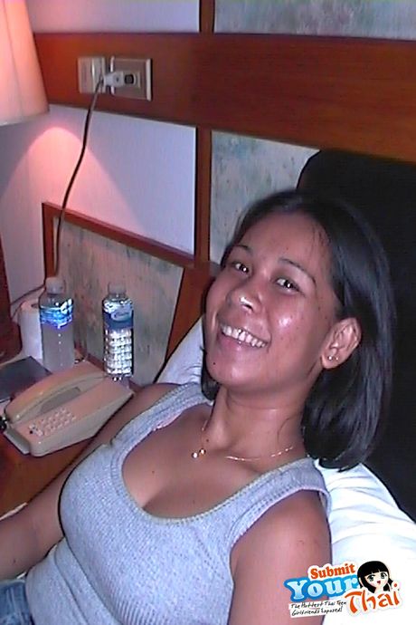 Asiatisk pige amatør pige fremhæver sine fantastiske jugger og demonstrerer sin blottede krop i en solo