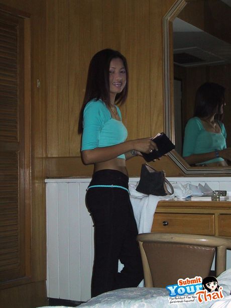 アジアの人形アマチュア女の子はセックスの後に顔に射精を受ける