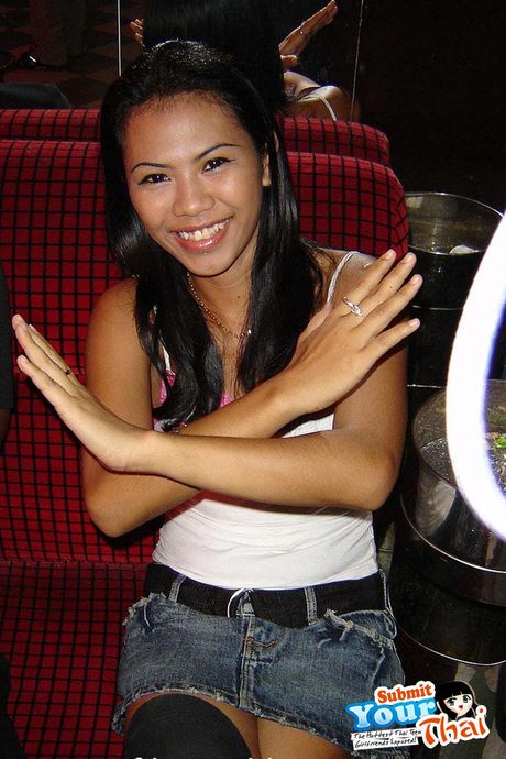 アジアの人形アマチュア女の子はセックスの後に顔に射精を受ける