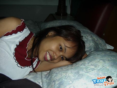 アジアの人形アマチュア女の子はセックスの後に顔に射精を受ける