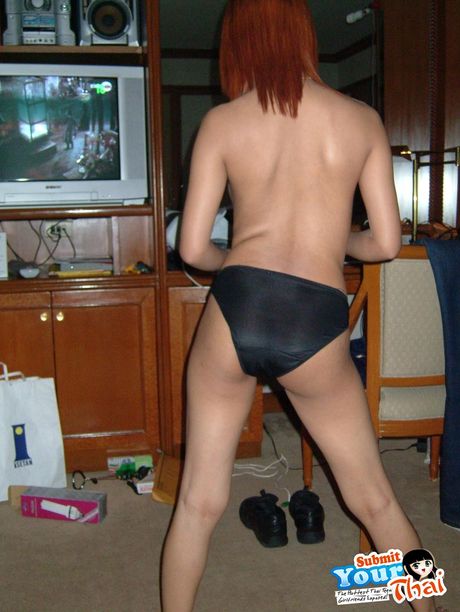 アジアのカバーガールアマチュアガールは彼女の大きな胸を誇示し、ベッドの上で彼女の露出した体を披露します