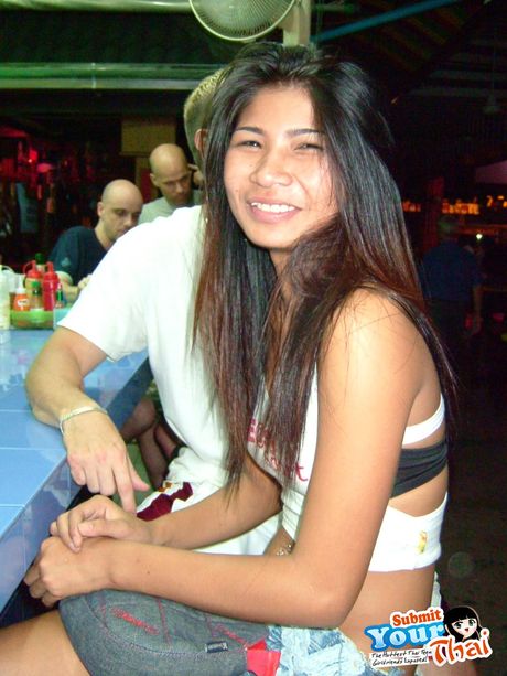 夢幻般的泰國女孩業餘女孩露出她嬌小的小乳房並獨自擺姿勢