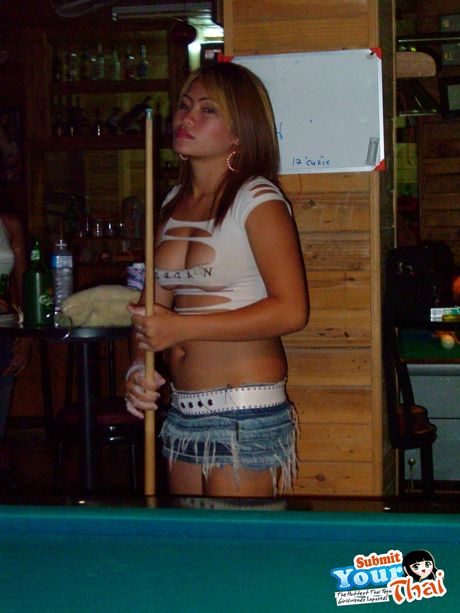 夢幻般的泰國女孩業餘女孩露出她嬌小的小乳房並獨自擺姿勢