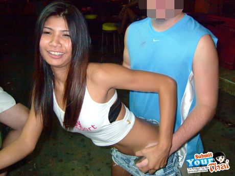 夢幻般的泰國女孩業餘女孩露出她嬌小的小乳房並獨自擺姿勢