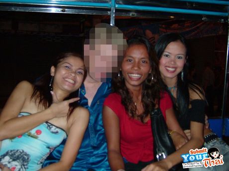 夢幻般的泰國女孩業餘女孩露出她嬌小的小乳房並獨自擺姿勢