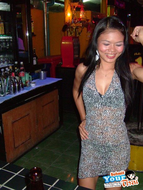 Fantastisk thailandsk pige amatørpige afslører sine små, små bryster og poserer solo