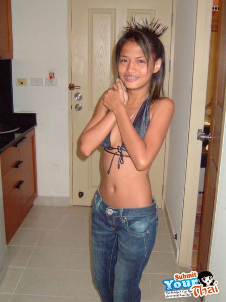 夢幻般的泰國女孩業餘女孩露出她嬌小的小乳房並獨自擺姿勢