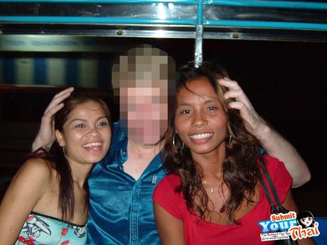 夢幻般的泰國女孩業餘女孩露出她嬌小的小乳房並獨自擺姿勢