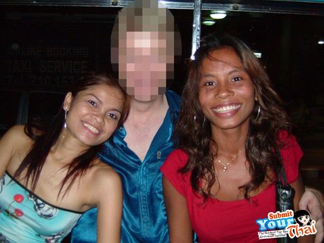 Amber 是一位美麗的亞洲女孩，喜歡炫耀自己的身體