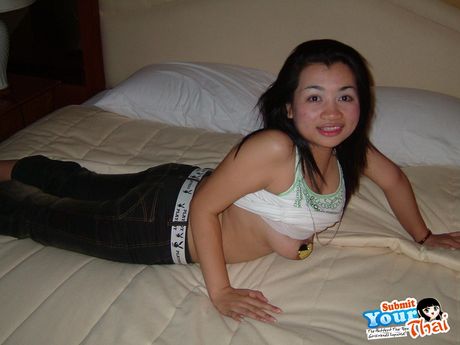 Amber 是一位美麗的亞洲女孩，喜歡炫耀自己的身體