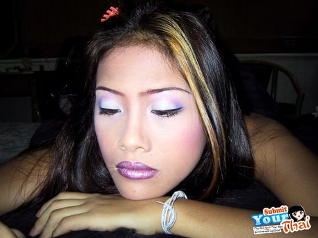 Asiatisk covergirl amatørpige får en creampie efter at have onaneret