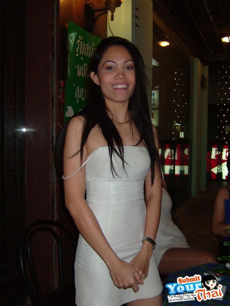 Asiatisk covergirl amatørpige får en creampie efter at have onaneret