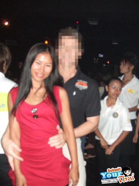 アジアの十代のアマチュア女の子がバスルームで義理の兄弟とセックスをする