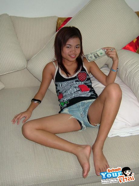 Asiatisk teenager amatørpige har sex med sin stedbror på badeværelset