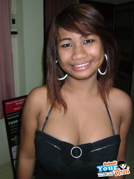 Asiatisk teenager amatørpige har sex med sin stedbror på badeværelset