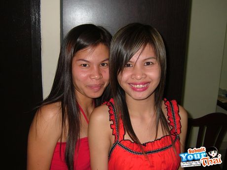 Sort hår amatør pige viser sine pæne bryster og poserer i sorte strømper