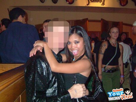 Asiatisk teenager amatørpige får sin fisse kneppet af en hvid fyr